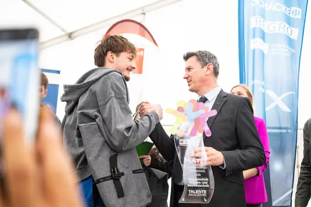 Fellner gratuliert Georg Plieschnegger zum ersten Platz in der Kategorie Elektrotechnik, Anlagen- und Betriebstechnik.
 | Foto: LPD Kärnten /Varh