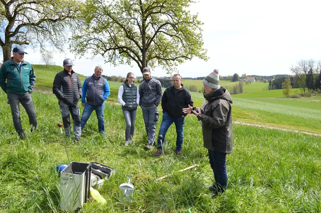 Elisabeth Murauer zeigte an der ersten Station, wie mit dem Bodenkoffer und einfachen Methoden die Qualität des eigenen Bodens beurteilt werden kann.  | Foto: BBK