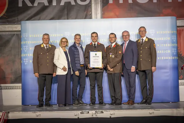 Eine Jubiläumsurkunden zum 150-jährigen Jubiläum erhielt die Feuerwehr Zissersdorf (Stadtgemeinde Drosendorf-Zissersdorf). | Foto: Matthias Fischer, NÖ LFK