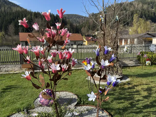 Im Schaugarten sind verschiedenste Werkstücke ausgestellt. 