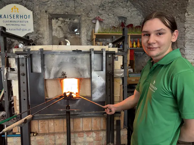 Valentin Wölflingseder vor dem Glasschmelzofen. Hier wird das Rohglas bei 1.200 Grad geschmolzen, um es formen zu können.