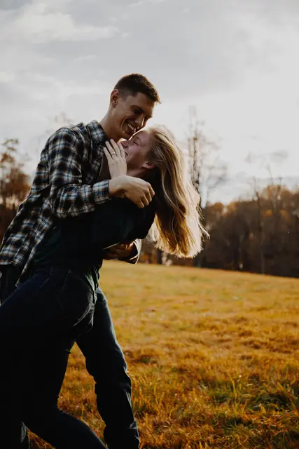 Großes Glück: Rund fünf Prozent der Studienteilnehmerinnen und -teilnehmer gaben an, nach wie vor mit ihrer ersten Liebe zusammen zu sein. | Foto: Unsplash/Liz Fitch 