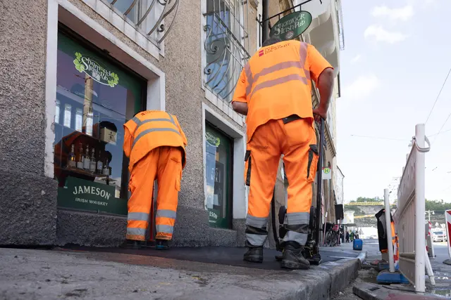 Die Mitarbeiterinnen und Mitarbeiter des städtischen Bauhofs sind derzeit im Einsatz, um Frostschäden auf Straßen, Geh- und Radwegen zu beheben. 
 | Foto: Stadt Salzburg/Wildbild/Doris Wild