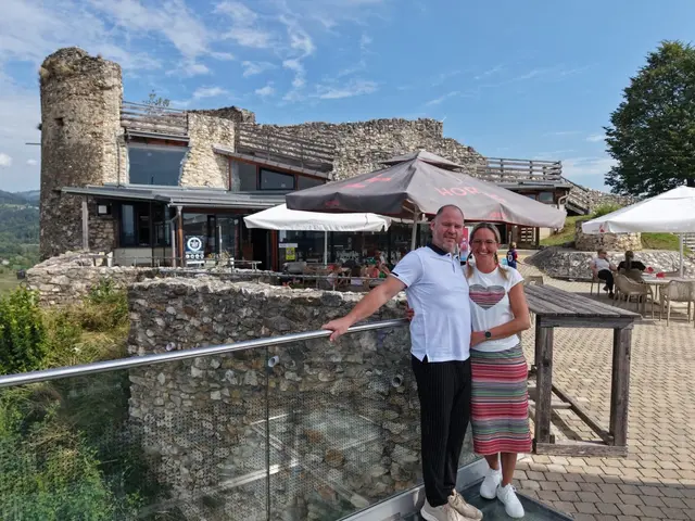 Bernhard und Petra Dobrounig starten am Samstag, 25. April, in ihre vierte Saison "Schlossberg mit Herz". | Foto: Schlossberg mit Herz