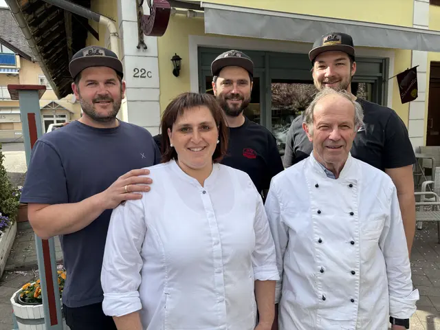 Daniel Müller, Renate Tiefling, Herbert Petrik, Adi Appe und Philipp Dernedde (von links) sichern die Zukunft der Konditorei Appe. | Foto: MeinBezirk.at