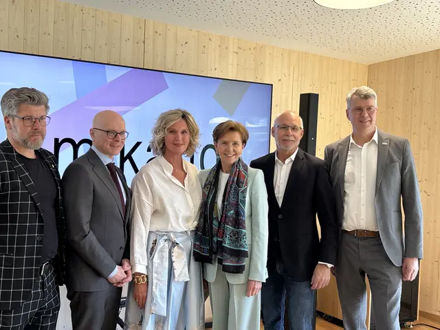 Beim Tag der offenen Tür in St. Johann mit Herbert Schaffrath, Landesrat Wolfgang Fürweger, Bürgermeisterin Eveline Huber, Landtagspräsidentin Brigitta Pallauf und Promente Salzburg-Geschäftsführer Alfons Riedlsperger. | Foto: Emanuel Hasenauer