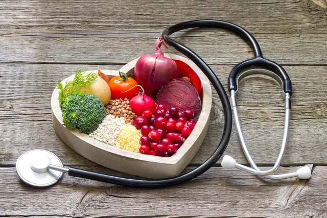 Ein erhöhter Cholesterinspiegel kann sich negativ auf die Herzgesundheit auswirken. | Foto: udra/Smarterpix.com