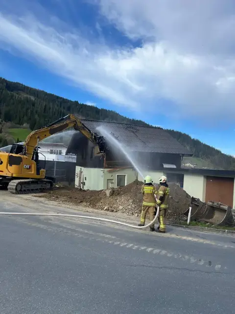 Ein Gebäude in Radstadt droht auf Straße zu stürzen