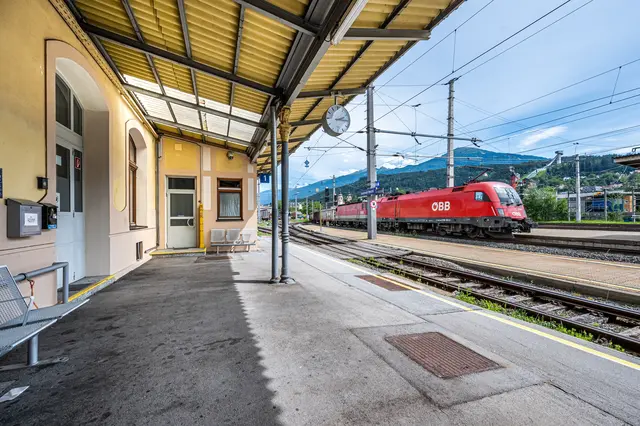 Arbeiten am Innsbrucker Westbahnhof: Eine Weiche wird im Bereich der stark befahrenen „Konzertkurve“ ausgetauscht. (Symbolbild Westbahnhof) | Foto: ÖBB/Fritscher
