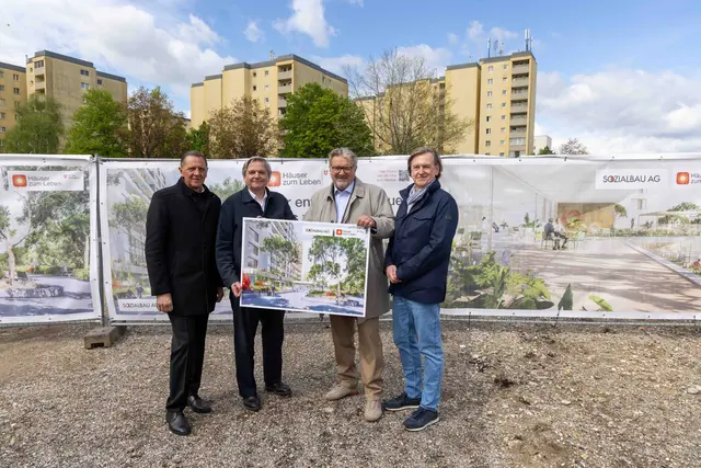 v.l.: Bezirksvorsteher Thomas Steinhart (SPÖ), der Stellvertretende Geschäftsführer der Sozialbau AG, Hannes Stangl, Sozialstadtrat Peter Hacker (SPÖ) und Häuser zum Leben-Geschäftsführer Christian Hennefeind präsentierten die Pläne für das neue Haus Haidehof.  | Foto: Christian Fischer/Häuser zum Leben