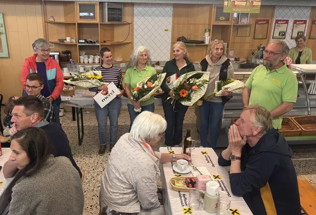 Die Mitarbeiter bekamen Süßigkeiten, Blumen und Sekt als Dankeschön. | Foto: Weymayer