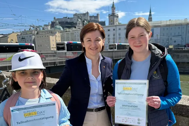Am Girls´Day begleiteten die Praktikantinnen Valentina und Hanna Landeshauptfrau-Stellvertreterin Marlene Svazek  | Foto: Land Salzburg/Büro Svazek