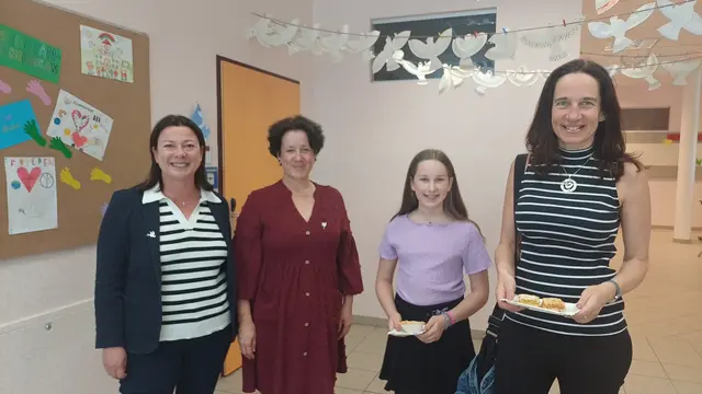 Ramona Pintarich, Barbara Illinger und Emily der 4b mit Mama. | Foto: MeinBezirk / Julia Lirsch