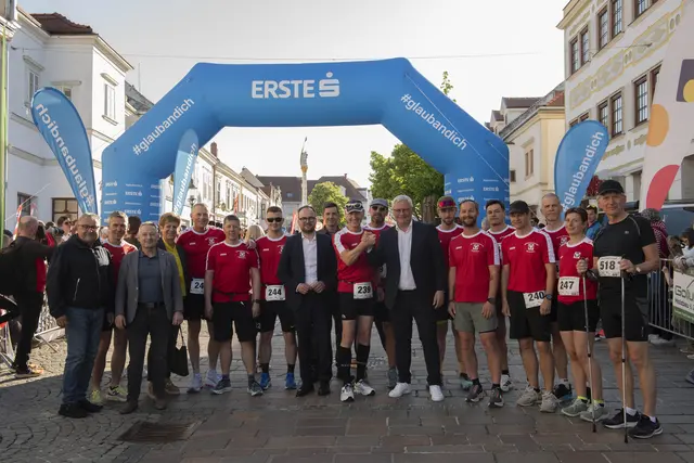 Bürgermeister Thomas Steiner und Vizebürgermeister Istvan Deli unterstützten vor Ort die Läuferinnen und Läufer.  | Foto: Sophia Braun