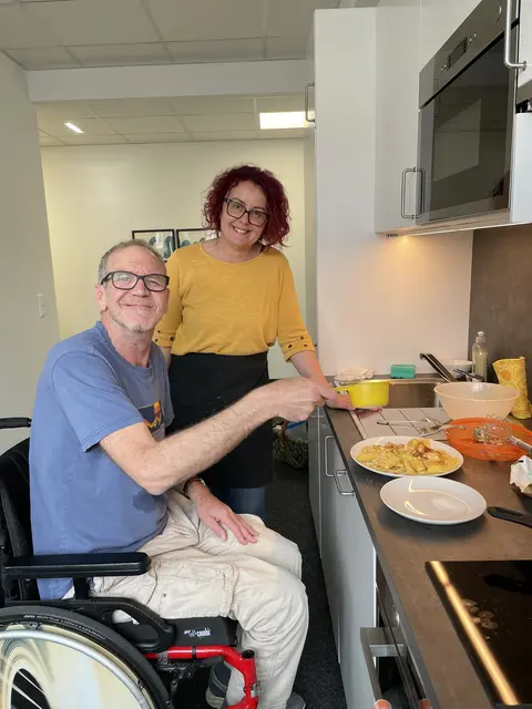 [Anzeige] Neue Perspektiven im Pflegeheim: Wie mobile Assistenz mehr Lebensqualität zurückbringt