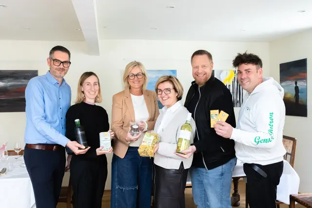 Starke Partner für den HochGenuss: Philipp Platzer (Volksbank Steiermark), Beatrice Berner (Graz Tourismus), Claudia Hinterleitner (Volksbank Steiermark), Margarethe Reichsthaler (Genuss ab Hof), Andreas Amon (Volksbank Steiermark), Genusspatron Christian Kleemann (v.l.) | Foto: Jorj Konstantinov