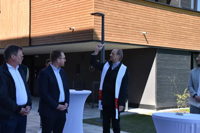 Pfarrer Piotr Stachiewicz segnete die Wohnanlage. | Foto: Barbara Fluckinger