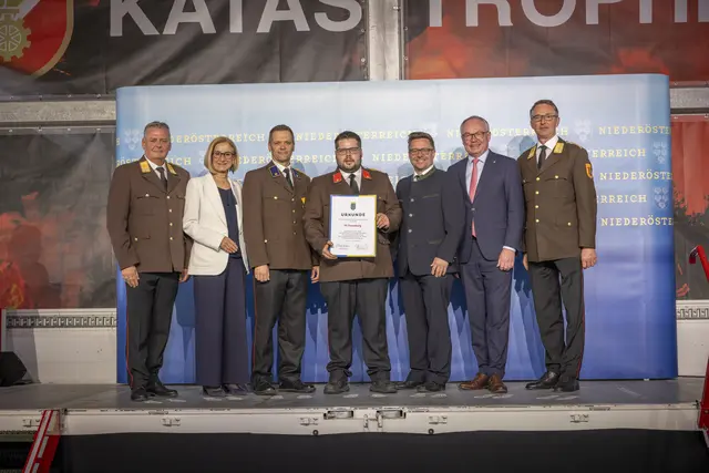Eine Jubiläumsurkunden zum 100-jährigen Jubiläum erhielt die Feuerwehr Fronsburg (Marktgemeinde Weitersfeld). | Foto: Matthias Fischer, NÖ LFK