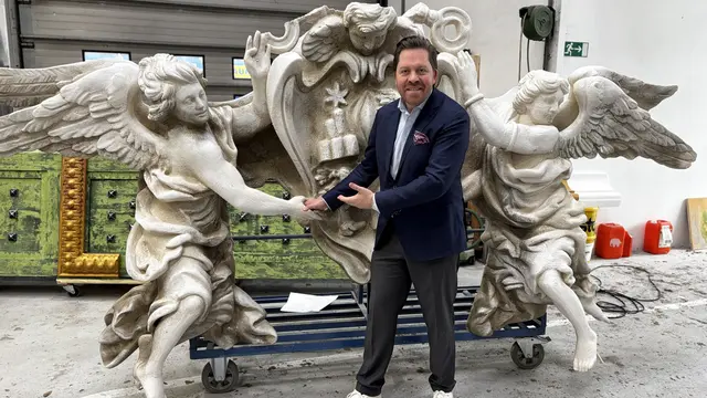 Daniel Serafin, Intendant der Oper im Steinbruch, in den Werkstätten von Winter Artservice. | Foto: Andreas Pölzl/MeinBezirk