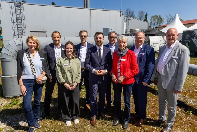 Doris Stangl (Prokuristin Geothermie Braunau-Simbach), Josef Postl (Geschäftsführer Energie AG Erzeugung), Anna Meisberger (Prokuristin GBS), Jürgen Kirsch (Geschäftsführer GBS), Alexander Kirchner (CTO Energie AG), Oliver Bucher (Geschäftsführer GBS), Edeltraud Plattner (Stv. Landrätin Rottal-Inn), Johannes Waidbacher (Bürgermeister von Braunau) und Klaus Schmid (Bürgermeister von Simbach). | Foto: Energie AG/Chris Hofer