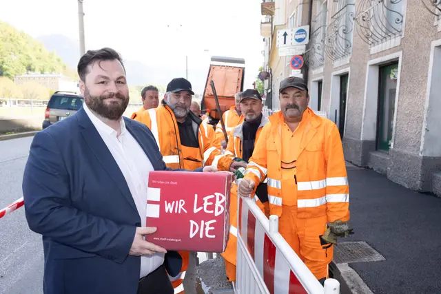 Die Mitarbeiterinnen und Mitarbeiter des städtischen Bauhofs sind derzeit im Einsatz, um Frostschäden auf Straßen, Geh- und Radwegen zu beheben. 
 | Foto: Stadt Salzburg/Wildbild/Doris Wild