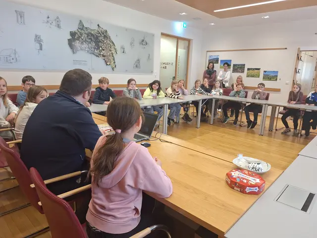 Bei der Kindergemeinderatssitzung erlebten die Schülerinnen und Schüler Demokratie hautnah | Foto: MMG