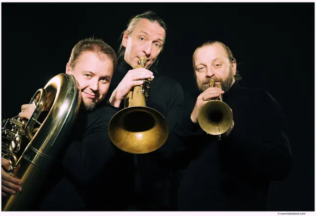 Thomas Gansch, Leonhard Paul und Albert Wieder werden am 8. Mai die Bühne im Kulturzentrum erobern. | Foto: Lukas Beck