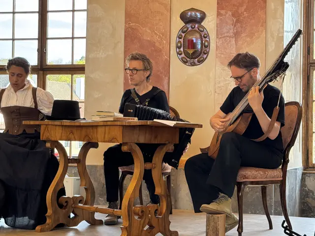 Musikalisch gestalteten Daniel Fuchsberger an der Kontragitarre und Andreas Teufel am steirischen Akkordeon den Abend mit großer stilistischer Bandbreite. | Foto: Geras klingt