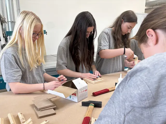 Schülerinnen der MS Pitten beim Girls’Day 2026 in der Lehrwerkstatt bei List GC.  | Foto: © List GC