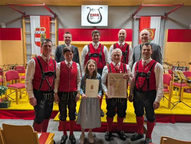 Beim Frühlingskonzert 2026 der Trachtenmusikkapelle Göriach wurden auch Ehrungen durchgeführt. Im Bild, hinten, von links: Christian Gfrerer, David Singer, Stefan Bogensperger, Günther Binggl; vorne, von links: Gerhard Grall, Macheiner Birgit, Alina Grall, Josef Esl, Gerald Petzlberger. | Foto: TMK Göriach