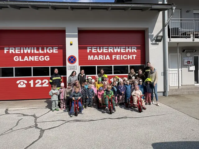 Die Kinder und Betreuerinnen des Kindergartens Glanegg statteten der FF Glanegg/Maria Feicht einen Besuch ab. | Foto: FF Glanegg
