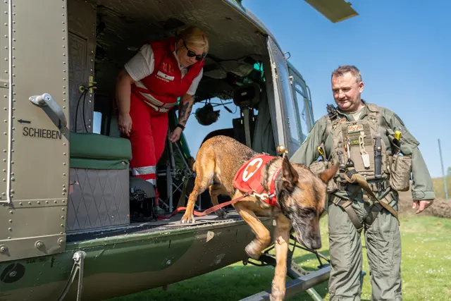 Die Suchhunde trainierten unter realitätsnahen Bedingungen das Ein- und Aussteigen beim Hubschrauber. | Foto: Rotes Kreuz Oberpullendorf