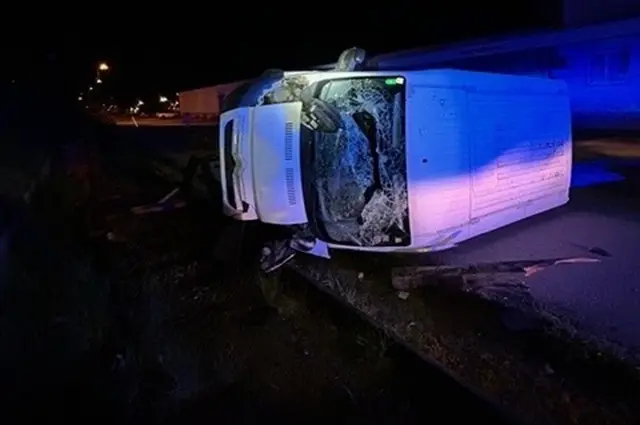 Teenies crashen gestohlenes Auto, stoßen Ersthelfer weg und fliehen