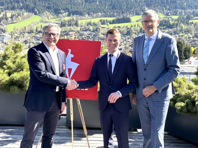 Anton Bodner übergibt an Gabriel Sieghartsleitner, re. AR-Vorsitzender Klaus Winkler. | Foto: Klaus Kogler