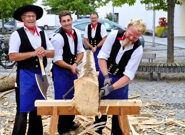  Wie es früher einmal war: Die Schardenberger Zimmerer umrahmen viele Brauchtumsveranstaltungen „drent &amp; herent“ mit dem legendären Holzhacken. 1. Vorstand Holzbaumeister Klaus Gruber (2.v.re.) unterstützt seine Kollegen. | Foto: Gruber