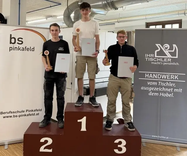 Der Zweitplatzierte Tobias Deutsch (Bau- und Möbeltischlerei Schweitzer GmbH, Strem), Sieger Sandro Stransky (Tischlerei Ecker GmbH, Raiding) und der Drittplatzierte Leon Stuppacher (Freitag Tischlerei GmbH, Winden) (v. l.)   | Foto: WKB