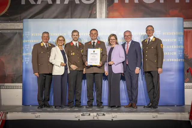 Eine Jubiläumsurkunden zum 125-jährigen Jubiläum erhielt die Feuerwehr Poigen (Gemeinde St. Bernhard-Frauenhofen). | Foto: Matthias Fischer, NÖ LFK