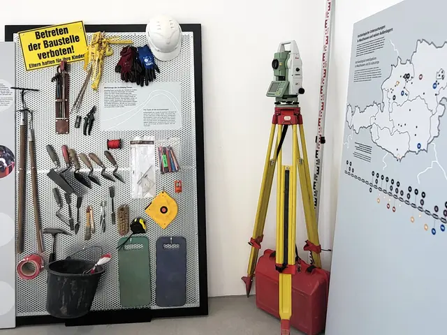 "KZ-Archäologie in der Praxis" - die Ausstellung widmet sich auch den Arbeitstechniken bei den Grabungen. | Foto: Eckhart Herbe
