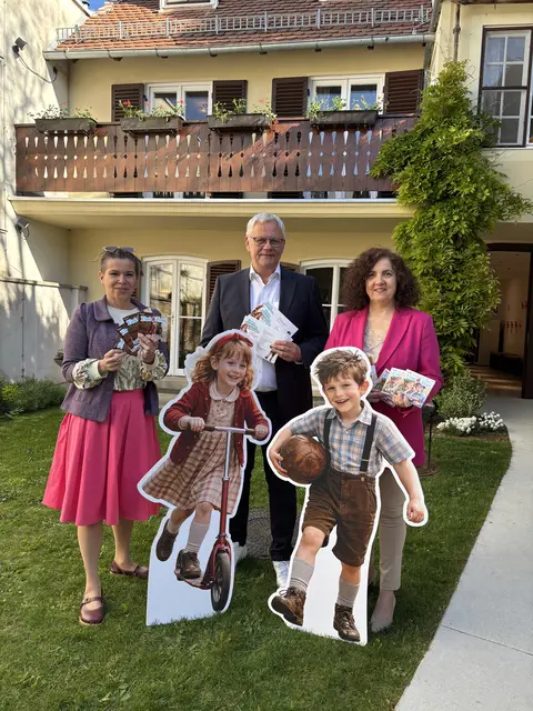 Bürgermeister Thomas Steiner mit Regina Lackner, der neuen Obfrau des Ausschusses für Kultur und Tourismus, und Künstlerin Uschi Zezelitsch im Garten der wunderschönen Stadtvilla | Foto: Stefan Schneider/MeinBezirk