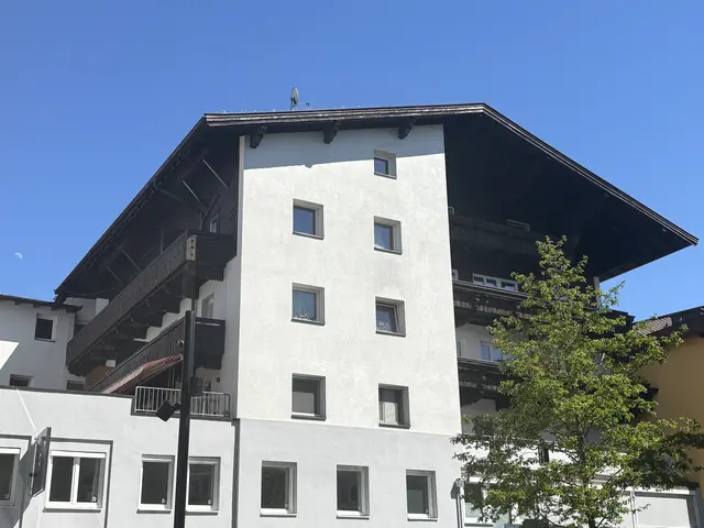 Räumung angeordnet: Das Wohnhaus in der Bahnhofstraße in Wörgl muss bis Anfang Juni vollständig geräumt werden. | Foto: Martina Obertimpfler 