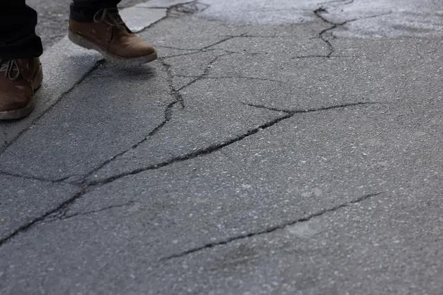 Die Mitarbeiterinnen und Mitarbeiter des städtischen Bauhofs sind derzeit im Einsatz, um Frostschäden auf Straßen, Geh- und Radwegen zu beheben. 
 | Foto: Stadt Salzburg/Wildbild/Doris Wild