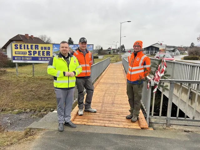 Bürgermeister Peter Domweber mit den beiden „Bauherren“ der Seibersdorfer Brücken | Foto: MMG