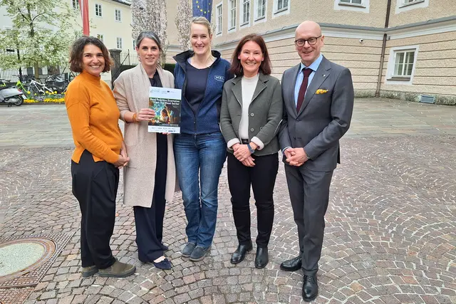 m Bild v.l.n.r.: Christine Vallaster (Universität Salzburg), Eva Lienbacher (Fachhochschule Salzburg), Diana Reuter (Leiterin Nachhaltigkeits- und Innovationsmanagement - Woerle), Referatsleiterin Christina Bauer und Landesrat Wolfgang Fürweger. | Foto: Land Salzburg/Büro Fürweger