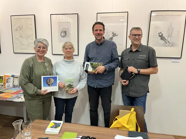 Wolfgang Millendorfer begeisterte mit Texten aus "Schlafwanderl" sowie persönlichen Einblicken in sein Schreiben. Gleichzeitig würdigte eine Ausstellung das vielseitige Werk des Künstlers Heinz Bruckschwaiger. | Foto: Gemeinde Sigleß