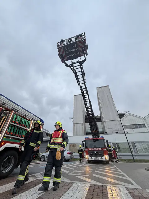 Betriebsfeuerwehr UK Tulln und Stadtfeuerwehr trainierten gemeinsam