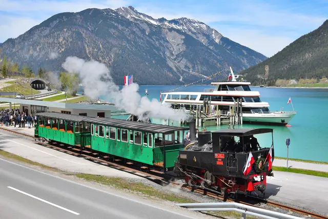 Die Achenseebahn startet am 1. Mai in die neue Saison. Ein Ausflug mit der historischen Bahn an das "Meer der Tiroler" lohnt sich.  | Foto: Achenseebahn