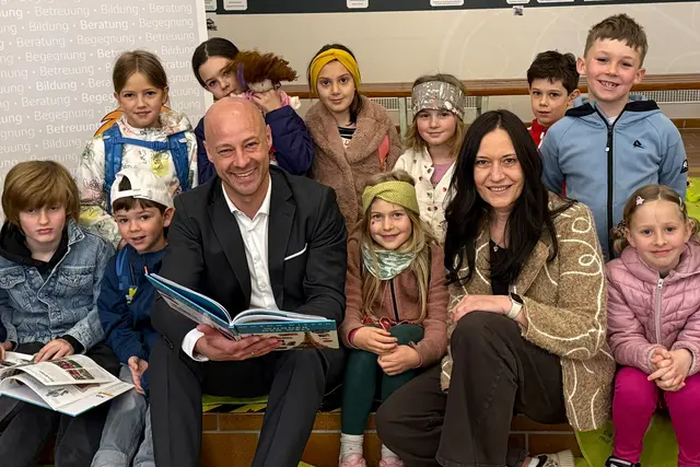 OÖ Familienbund-Obmann Martin Hajart und OÖ Familienbund-Geschäftsführerin Ana Aigner mit Kindern der Pöstlingbergschule. | Foto: OÖ Familienbund