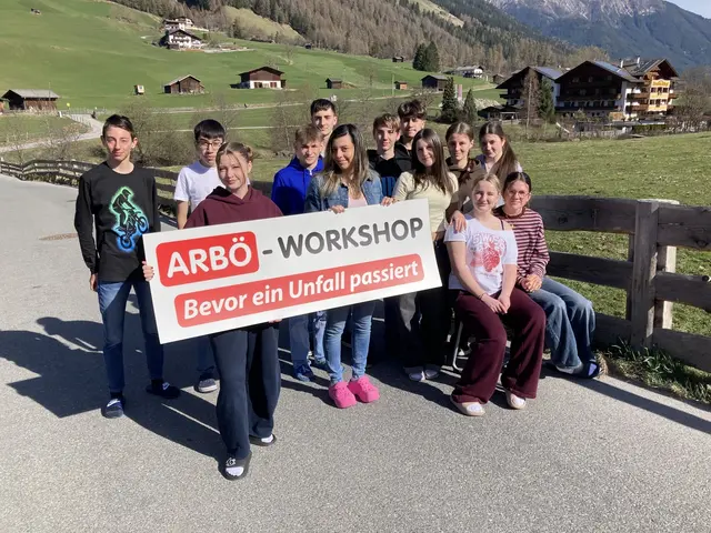 Die Schülerinnen und Schüler der PTS Stubai widmeten sich in einem Workshop der sicheren Teilnahme im Straßenverkehr.  | Foto: ARBÖ