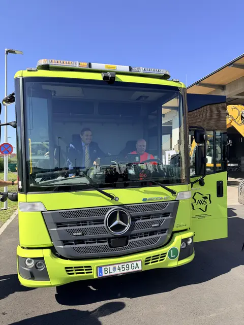 Bundesminister Peter Hanke (SPÖ) mit Markus Tuma vom AWS in einem E-LKW der AWS Müllabfuhr | Foto: AWS Schwechat
