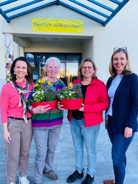 Ehrenamtskoordinatorin Barbara Seemann, Josefa Zwölfer, Margareta Salzer, Pflegedirektorin Silvia Neugschwandtner, MSc. | Foto: PBZ Zwettl